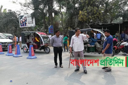 যানজট নিরসনে লাঠি হাতে রাস্তায় নামলেন পৌর মেয়র!