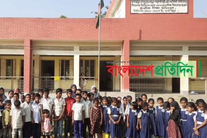ছয়টি শ্রেণির জন্য দুইজন শিক্ষক!