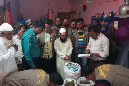 খুলনায় অবৈধভাবে পেইন কিলার তৈরি, সরঞ্জাম উদ্ধার

