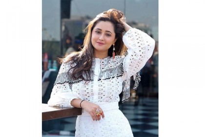 পানীয়ের সঙ্গে মাদক খাইয়ে শ্লীলতাহানির চেষ্টা! বিস্ফোরক মন্তব্য রেশমির