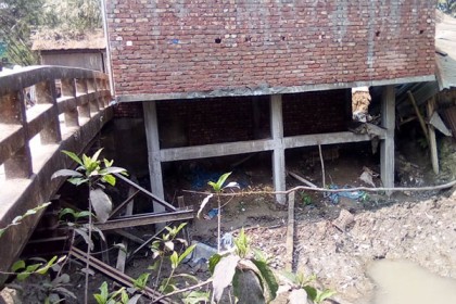 উজিরপুরে সরকারী খাল দখল করে পাকা ভবন