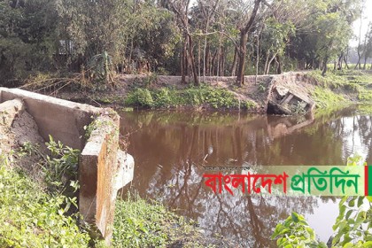লক্ষ্মীপুরে ব্রিজ ভেঙে যোগাযোগ বিচ্ছিন্ন, ভোগান্তি