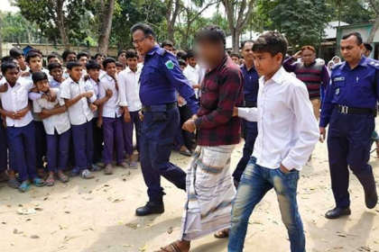 স্কুলে ঢুকে অভিভাবকের মারপিট, প্রতিবাদে শিক্ষার্থীদের ক্লাস বর্জন  