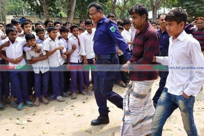 নাটোরে স্কুলে ঢুকে ছাত্রকে মারধর, আটক ১