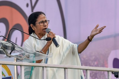 দিল্লিতে সহিংসতার ঘটনা ধামাচাপা দিতেই করোনার গুজব: মমতা