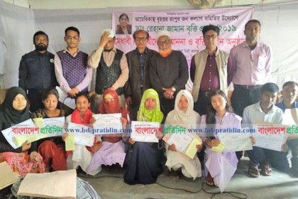 ডোমারে মেধাবী শিক্ষার্থীদের সম্মাননা