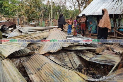 বাগেরহাটে বাড়িতে অগ্নিসংযোগ, খোলা আকাশের নিচে পরিবার 
