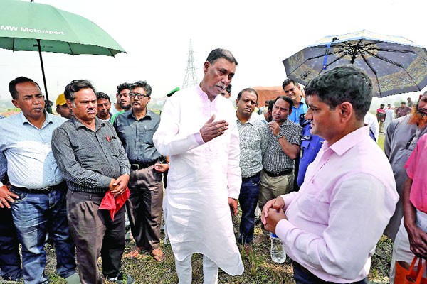 অবৈধ দখল উচ্ছেদ থামাতে ছুটে গেলেন এমপি আসলাম