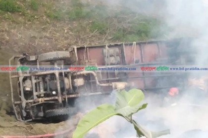 টাঙ্গাইলে চলন্ত ট্রাকে আগুন, হেলপার আহত 