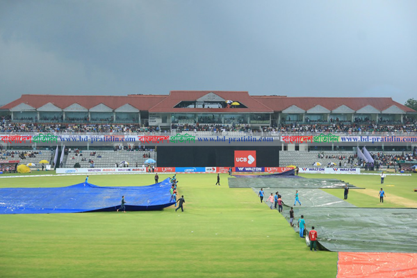 বৃষ্টিতে খেলা বন্ধ 