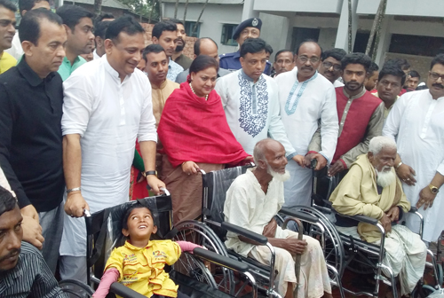 কিশোরগঞ্জে প্রতিবন্ধীদের মাঝে হুইল চেয়ার বিতরণ