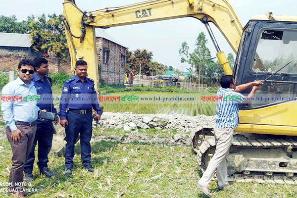 বগুড়ায় অবৈধভাবে পুকুর খননে ভেঙে দেওয়া হলো ড্রেজার