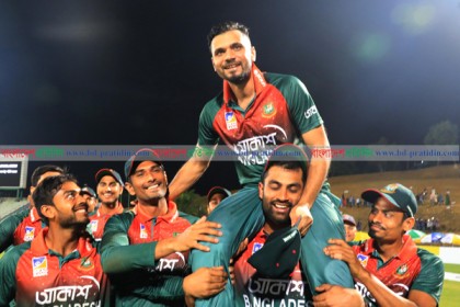 রেকর্ড গড়া জয়ে বিদায় ‘অধিনায়ক’ মাশরাফির