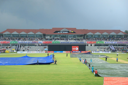 বৃষ্টিতে খেলা বন্ধ 