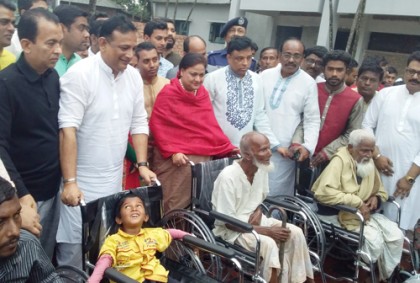 কিশোরগঞ্জে প্রতিবন্ধীদের মাঝে হুইল চেয়ার বিতরণ