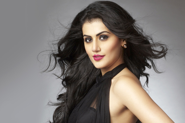 ‘থাপ্পড়’ নিয়ে পরিচালকের প্রশ্ন, জবাবে যা বললেন তাপসী