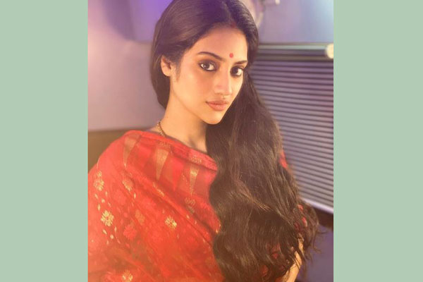 সিঁদুর পরা ছবি পোস্ট করে সমালোচনার মুখে নুসরাত