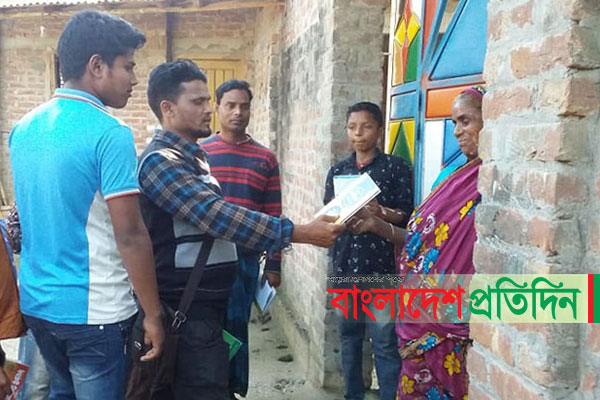 ঠাকুরগাঁওয়ে বাড়িতে বিনামূল্যে বই পৌঁছে দিচ্ছেন বেলাল!