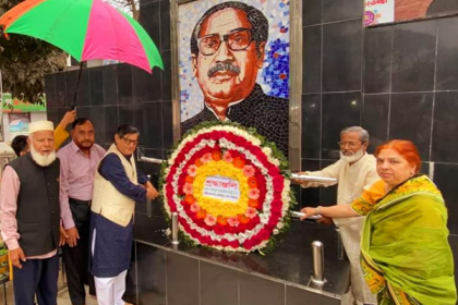 ৭ মার্চ উপলক্ষ্যে ব্রাহ্মণবাড়িয়ায় পুষ্পস্তবক অর্পণ