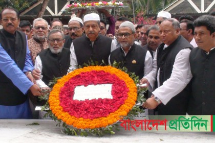 টুঙ্গিপাড়ায় বঙ্গবন্ধুর সমাধিতে কেন্দ্রীয় আওয়ামী লীগের শ্রদ্ধা