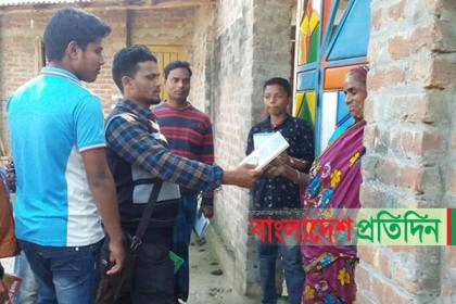ঠাকুরগাঁওয়ে বাড়িতে বিনামূল্যে বই পৌঁছে দিচ্ছেন বেলাল!