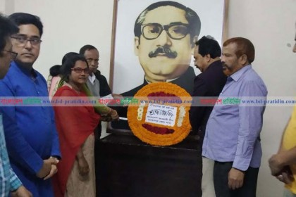 মেহেরপুরে ঐতিহাসিক ৭ই মার্চ উপলক্ষে পুষ্পমাল্য অর্পণ