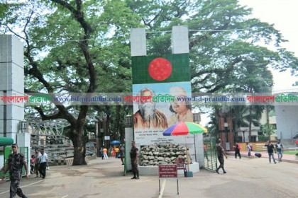 বেনাপোল চেকপোস্টে চরম দুর্ভোগে যাত্রীরা