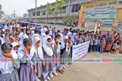বগুড়ায় আবর্জনার ভাগাড় সরানোর দাবিতে
শিক্ষার্থীদের সড়ক অবরোধ