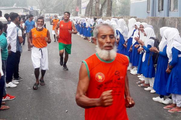চল্লিশোর্ধ্ব শত প্রতিযোগীর ম্যারাথন দৌড়


