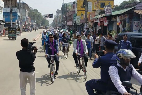 ঠাকুরগাঁওয়ে নারী দিবসে স্কুলছাত্রীদের সাইকেল র‌্যালি 