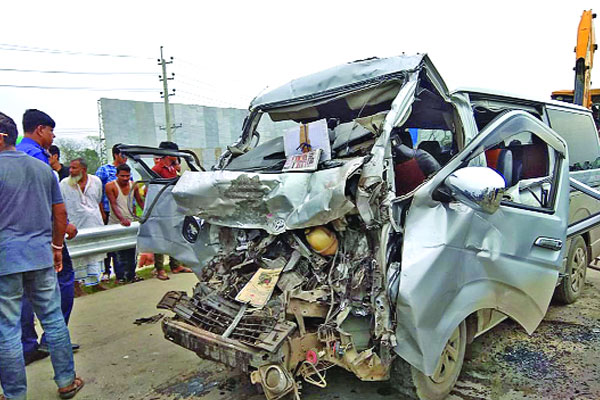 কাভার্ডভ্যান ঘরে ঢুকে প্রাণ গেল নারীর 