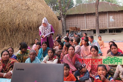 ঘরে ঘরে তথ্য সেবা পৌঁছে দিচ্ছেন তথ্য আপা