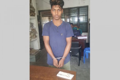 জুতার দাগ থেকে ধরা পড়ল ক্রিকেটার মিরাজের বাসার চোর
