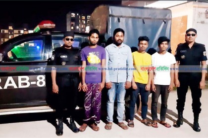 বরিশালে দেশীয়  অস্ত্রসহ ৪ 
কিশোর সন্ত্রাসী আটক