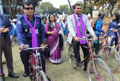 ঠাকুরগাঁওয়ে আন্তর্জাতিক নারী দিবসে স্কুলছাত্রীদের সাইকেল র‌্যালি 