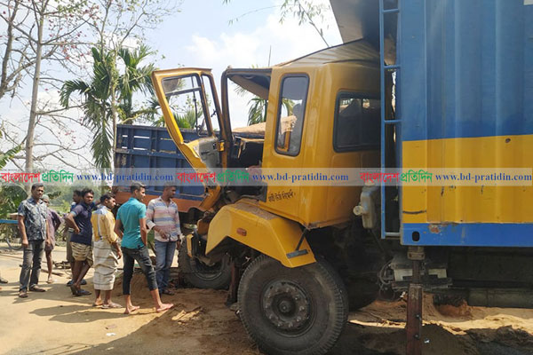 জামালপুরে ট্রাক-কাভার্টভ্যানের সংঘর্ষে নিহত ১