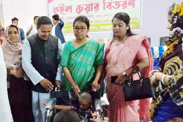 চরভদ্রাসনে প্রতিবন্ধীদের মাঝে হুইল চেয়ার বিতরণ