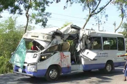 শিক্ষা সফরের বাস দুর্ঘটনায় উইলস শিক্ষিকার হাত বিচ্ছিন্ন, আহত ১৪