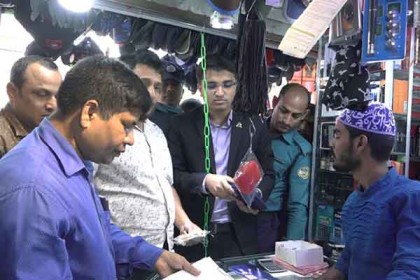 বরিশালে বেশি দামে মাস্ক বিক্রি, ৪ দোকানকে জরিমানা