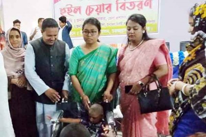চরভদ্রাসনে প্রতিবন্ধীদের মাঝে হুইল চেয়ার বিতরণ