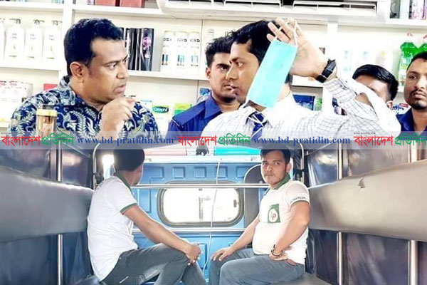 বেশি দামে মাস্ক-স্যানিটাইজার বিক্রি : ১১ দোকানকে ১২ লাখ টাকা জরিমানা