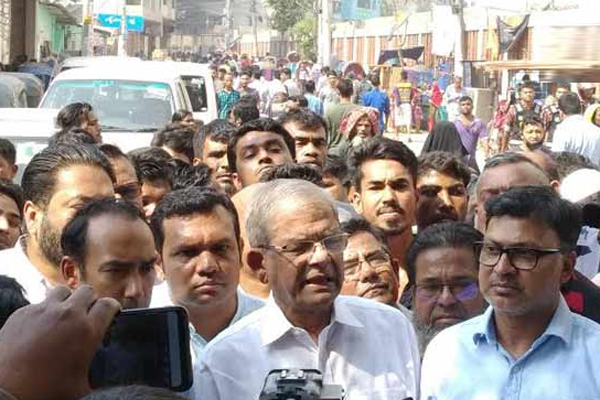জনগণের সরকার হলে জনগণের কথা ভাবতো: অগ্নিকাণ্ড বস্তি পরিদর্শনে ফখরুল 