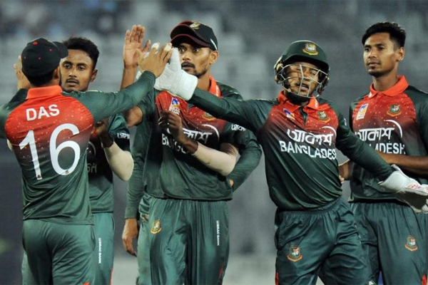 টাইগারদের বোলিংয়ে রান চাপে জিম্বাবুয়ে