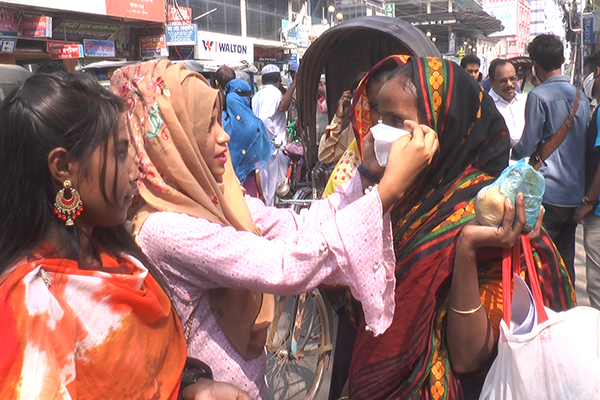 বরিশালে করোনা প্রতিরোধে পথচারীদের মাঝে বিনামূল্যে মাস্ক বিতরণ