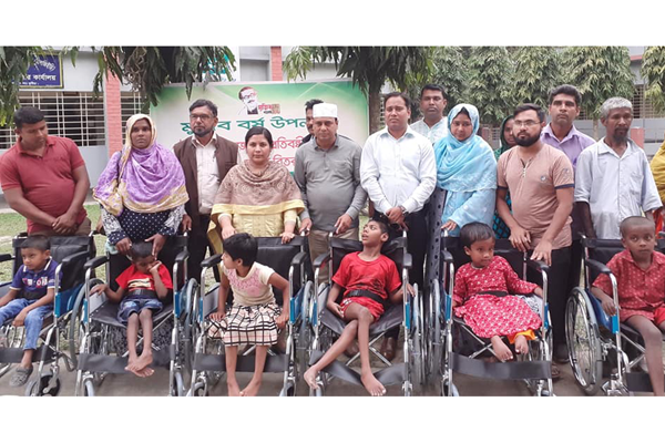 মুজিববর্ষ উপলক্ষে দৌলতপুরে হুইল চেয়ার বিতরণ