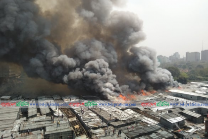 ছড়িয়ে পড়ছে রূপনগর বস্তির আগুন (ভিডিও)