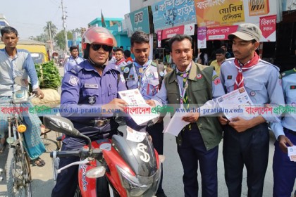 মেহেরপুর করোনা নিয়ে সচেতনতায় প্রচারপত্র বিলি