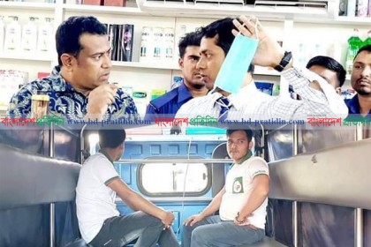 বেশি দামে মাস্ক-স্যানিটাইজার বিক্রি : ১১ দোকানকে ১২ লাখ টাকা জরিমানা