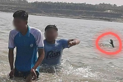 আবির যখন ডুবে যাচ্ছিল বন্ধুরা তখন সেলফি তোলায় মগ্ন