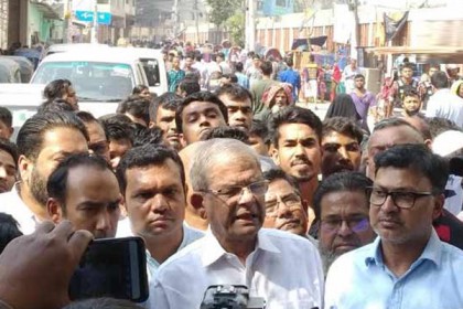 জনগণের সরকার হলে জনগণের কথা ভাবতো: অগ্নিকাণ্ড বস্তি পরিদর্শনে ফখরুল 